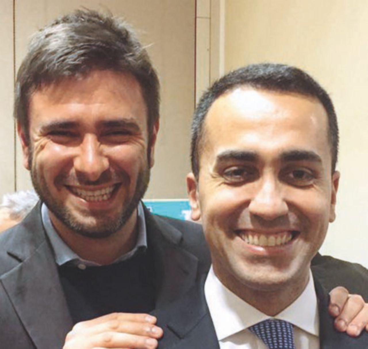 Il colonialismo secondo Dibba e Di Maio e i baci di Salvini: “Manù matto e cinico”