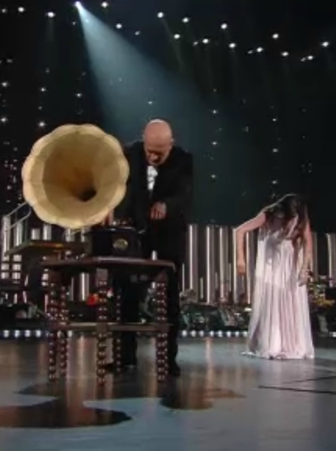 Copertina di Sanremo 2019, Virginia Raffaele show: si trasforma in un grammofono vecchio e difettoso. E il risultato è sorprendente