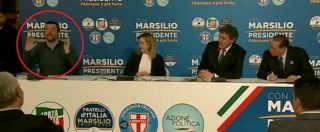 Copertina di “Do la parola a Berlusconi”. Ma lui rinuncia e indica Salvini: Meloni e il leader della Lega gli fanno il verso. Il siparietto