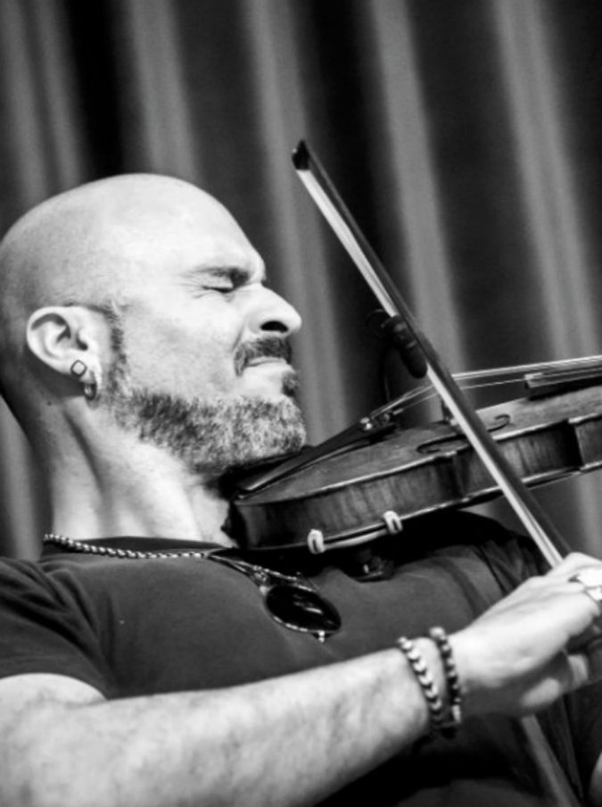 Sanremo 2019, con Il Volo c’è ancora il violinista Alessandro Quarta: in Italia poco conosciuto, nel mondo lo chiamano “musical genius” Sanremo 2019, con Il Volo c’è ancora il violinista Alessandro Quarta: in Italia poco conosciuto, nel mondo lo chiamano “musical genius”
