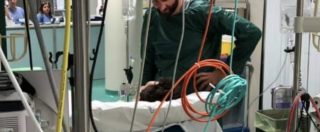 Copertina di Manuel Bortuzzo, Massimiliano Rosolino va a trovare in ospedale il giovane nuotatore che ha perso l’uso delle gambe