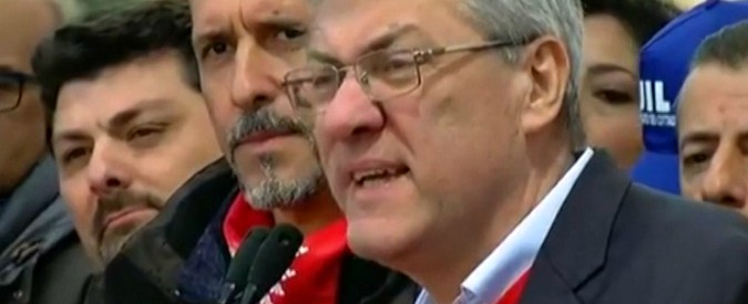 Copertina di Sindacati in piazza a Roma, Landini: “Governo incontra chi protesta negli altri paesi? Ascoltate questa piazza”