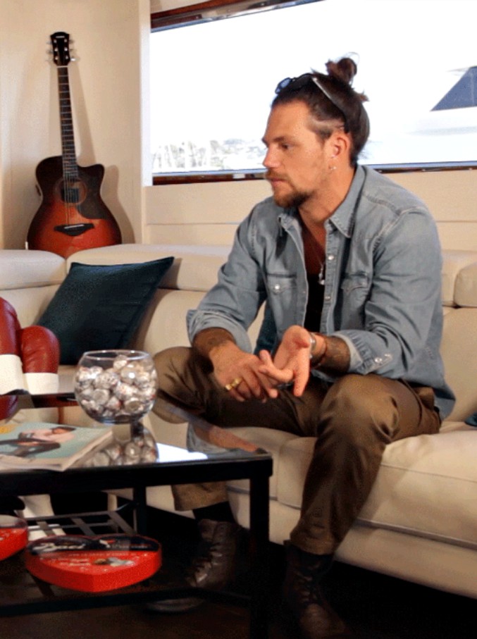 Copertina di Sanremo 2019, Enrico Nigiotti a Casa Billboard: “Nonno Hollywood? La mia lettera di sfogo al dolore”