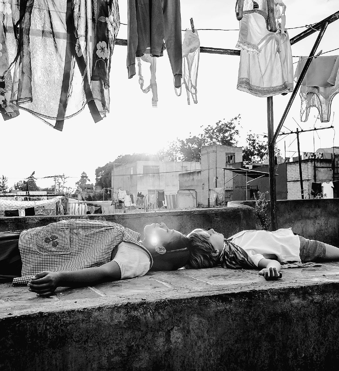 Copertina di Dietro al Muro di Trump anche la star di Cuarón