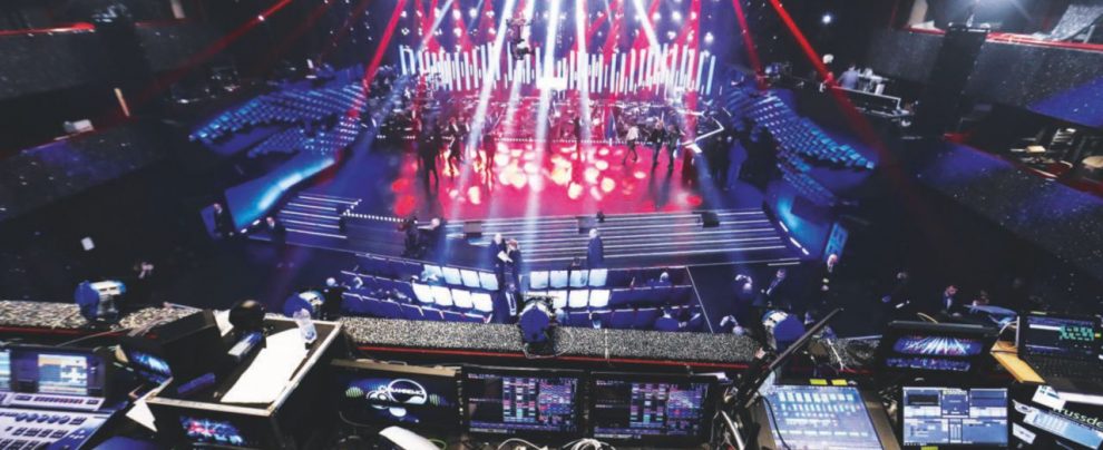 Lo sfarzo del teatro - La scenografia è una delle caratteristiche principali del Festival - Ansa Cachet da 48mila euro a cantante. Agli autori oltre un milione di euro