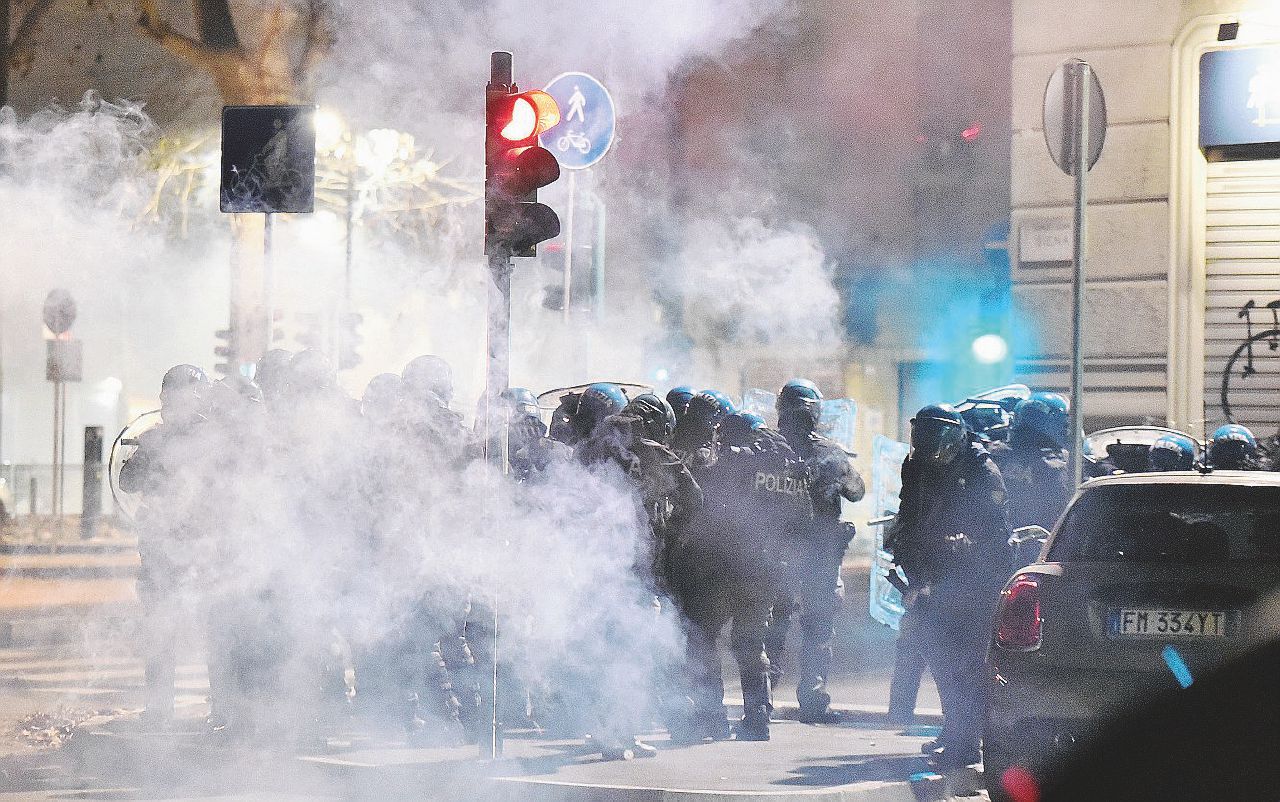 Copertina di Torino, la protesta degli anarchici diventa guerriglia