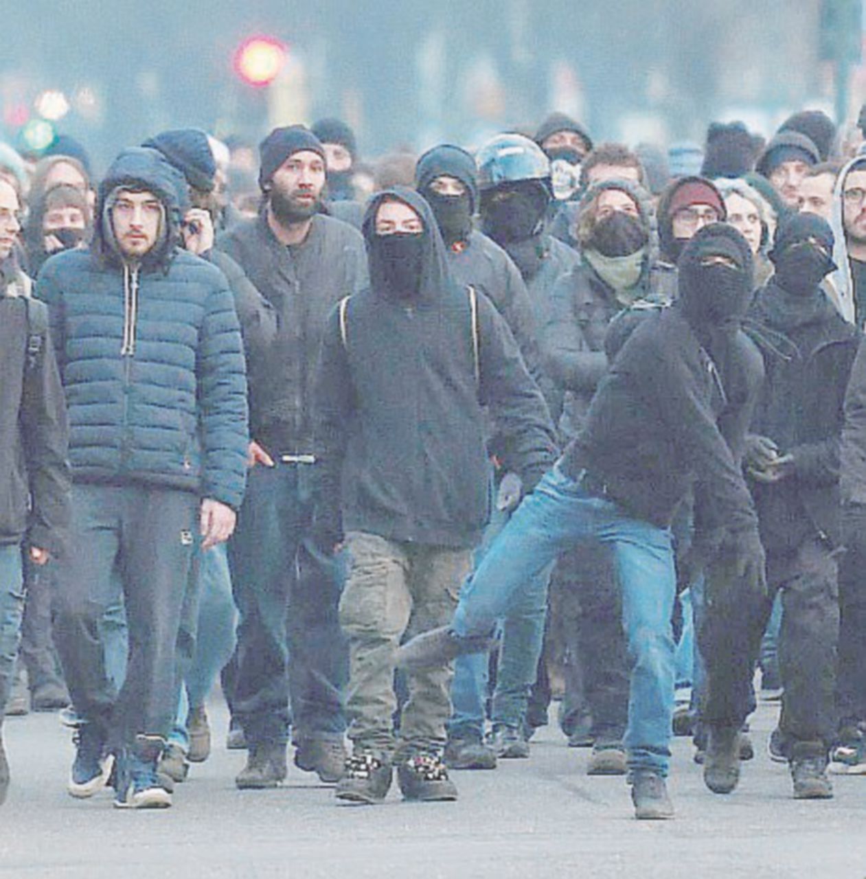 Copertina di Gli antagonisti in pista contro il Viminale