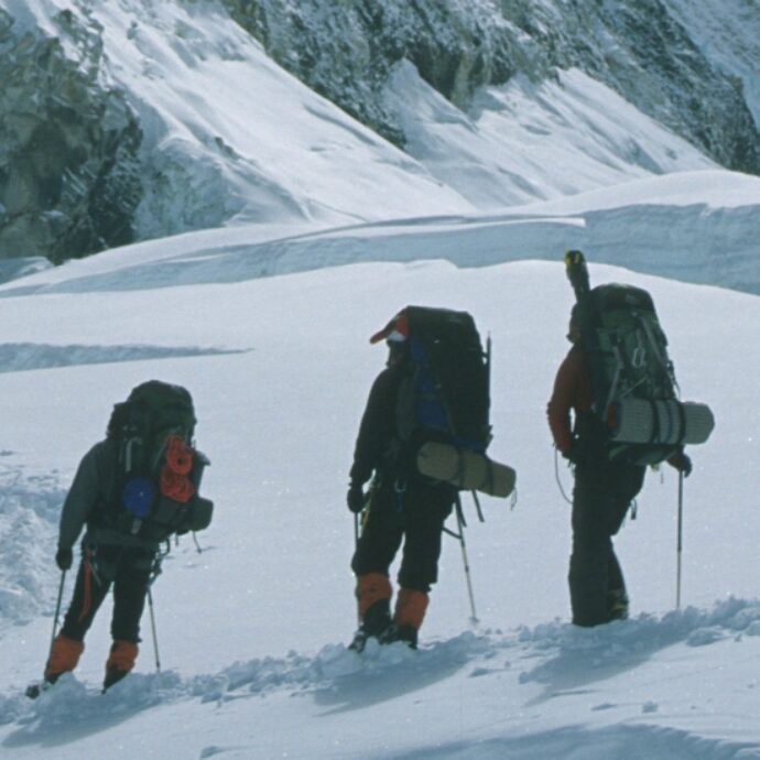 “Le tende sono state distrutte, il campo è ricoperto da più di un metro di ghiaccio”: centinaia di escursionisti bloccati da una violenta tempesta di neve