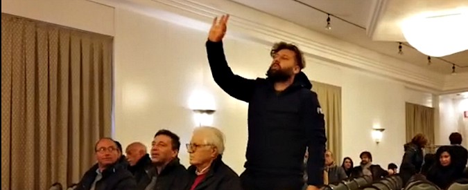 Copertina di Ischia, il contestatore interrompe il meeting leghista: “Ci insultate da 30 anni dietro quella bandiera”. Il discorso è virale
