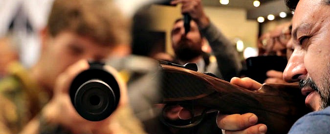 Copertina di Armi, tra gli stand dell’Hit show di Vicenza: “A casa padroni di sparare”. Opal: “Legittima difesa? Si trovano nuovi clienti”