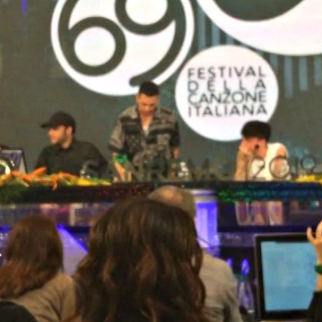 Sanremo 2019, Mahmood arriva in sala stampa tra applausi e strette di mano. Ma è gelo con Ultimo