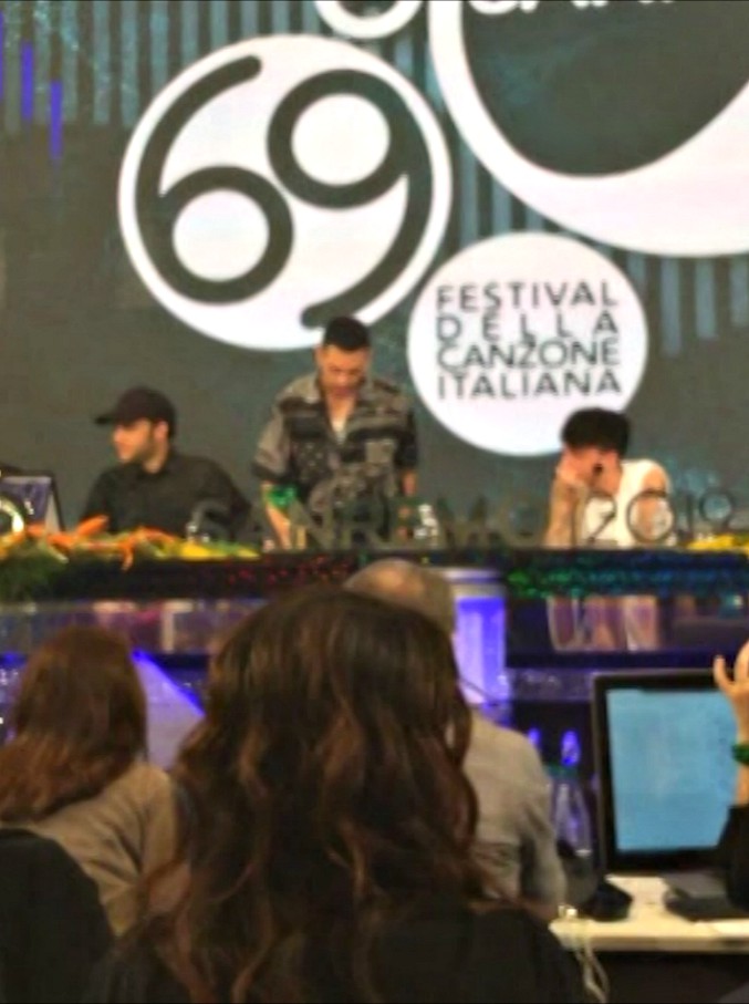 Copertina di Sanremo 2019, Mahmood arriva in sala stampa tra applausi e strette di mano. Ma è gelo con Ultimo