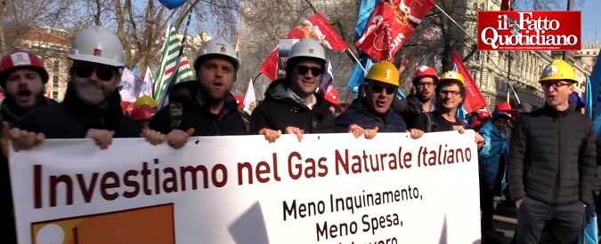 Copertina di Trivelle, caschi gialli in piazza con i sindacati: “Stop alle perforazioni? Danno per l’Italia, compreremo gas dall’estero”