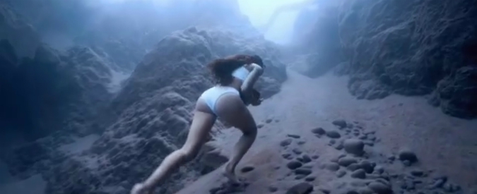 Copertina di L’allenamento impossibile dell’apneista: “corre” sul fondale a 20 metri di profondità con una pietra tra le braccia