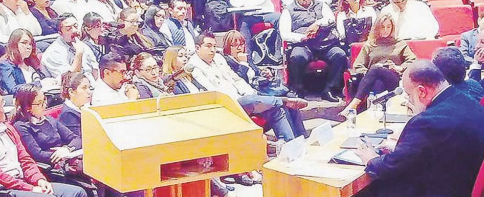 La lezione - Studenti e lavoratori ad un convegno tenuto presso la Alta Escuela para la Justicia a Città del Messico Messico violento, il professore italiano che insegna la pace