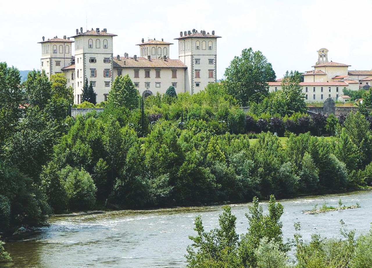 Copertina di Un hotel nella villa Medicea. Con lo zampino di Lotti