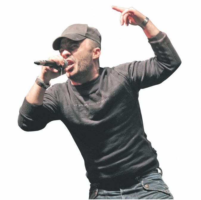 La musica di periferia - Il cantante del gruppo musicale A67, Daniele Sanzone - Foto Angelo Della Mura Così, dopo il sisma, mamma occupò una casa nell’inferno