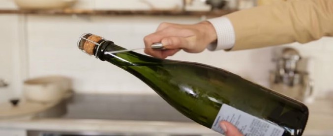 Modena, aprono bottiglia di champagne con una sciabola: 15enne ferita a un occhio da frammento di vetro