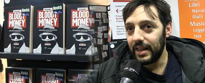 Copertina di Bloody money, i retroscena dell’inchiesta. Sasha Biazzo: “Così si parte dal trafficante di rifiuti e si arriva al politico”