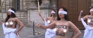 Copertina di Parigi, attiviste Femen protestano davanti Senato contro la riforma che ‘depenalizza’ la violenza sessuale