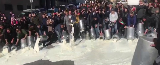 Copertina di Sardegna, protesta dei pastori in piazza a Nuoro: il sindaco rovescia il latte insieme ai manifestanti