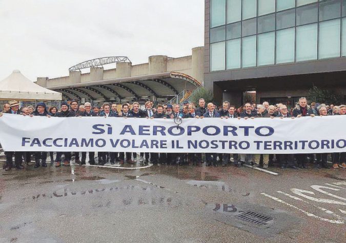 Lo scalo - Un sit-in del 2017 in favore della pista dell’aeroporto di Peretola - Ansa Firenze, la guerra per la pista che nessuno vuole pagare