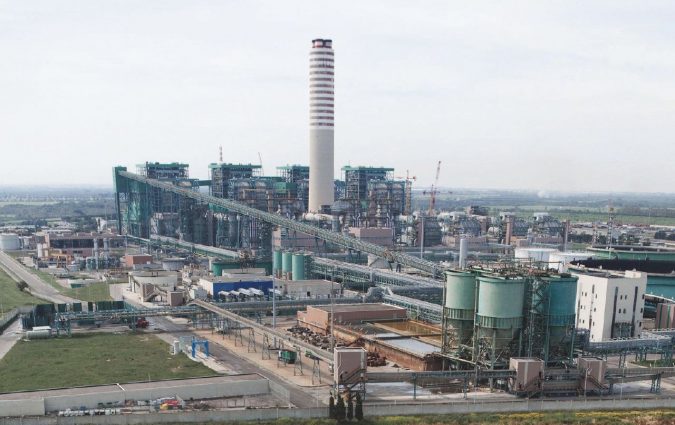 L’asse - Francesco Starace e il premier Conte. Poi la centrale a carbone di Brindisi - Ansa/LaPresse Centrali da spegnere nel 2025: Enel va alla guerra del carbone