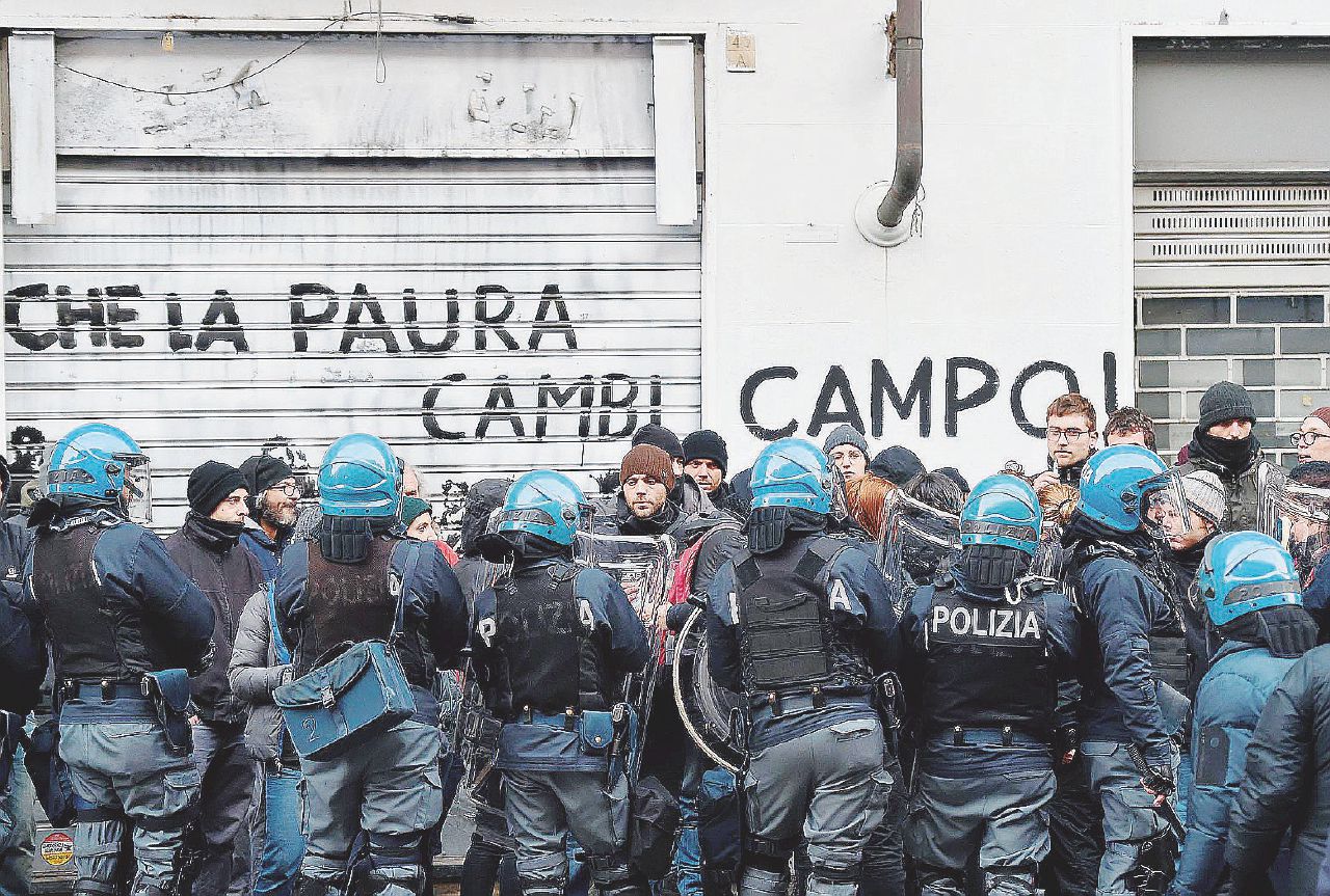 Copertina di “Siamo forti, è il momento di radicalizzare la lotta”