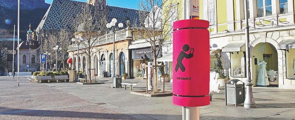 Cuscinetti - Imbottiture sui pali della luce per le vie di Bolzano: è la campagna Staysmart.it Cuscinetti sui lampioni per “salvare” gli zombie-pedoni dello smartphone