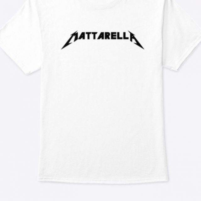 Mattarella Rocks, la storia delle t-shirt con il nome del presidente versione “Metallica”