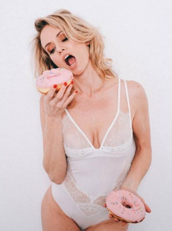 Justine Mattera: “Ti diranno sempre che sei troppo vecchia”. I commentatori: “Sei tu che istighi a giudicarti mettendoti in mostra”. Ma in molti la sostengono Justine Mattera: “Ti diranno sempre che sei troppo vecchia”. I commentatori: “Sei tu che istighi a giudicarti mettendoti in mostra”. Ma in molti la sostengono