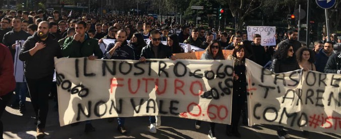 Sardegna, fumata nera in Regione su accordo prezzi. Studenti in piazza e lenzuola appese: “Siamo con i pastori”