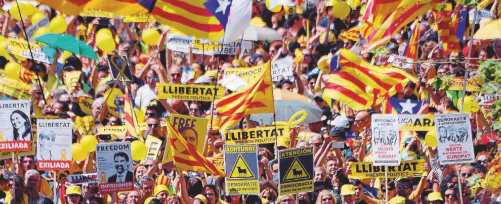 Sotto, manifestazione indipendentista a Barcellona - LaPresse Suicidio alla spagnola. Sánchez immolato sull’altare secessionista