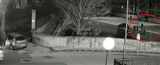 Copertina di Guarda la sua fidanzata e lui lo travolge con auto: 4 arresti a Paternò. Il video dei Carabinieri