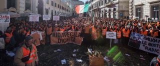 Roma, tensioni alla protesta dei gilet arancioni a Montecitorio: manifestanti insultano presidente della Puglia Emiliano