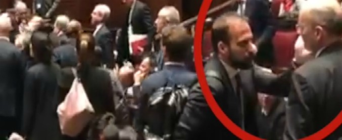 Copertina di Tensione alla Camera, fogli lanciati contro Fico e Marattin mette la mano in faccia al deputato M5s