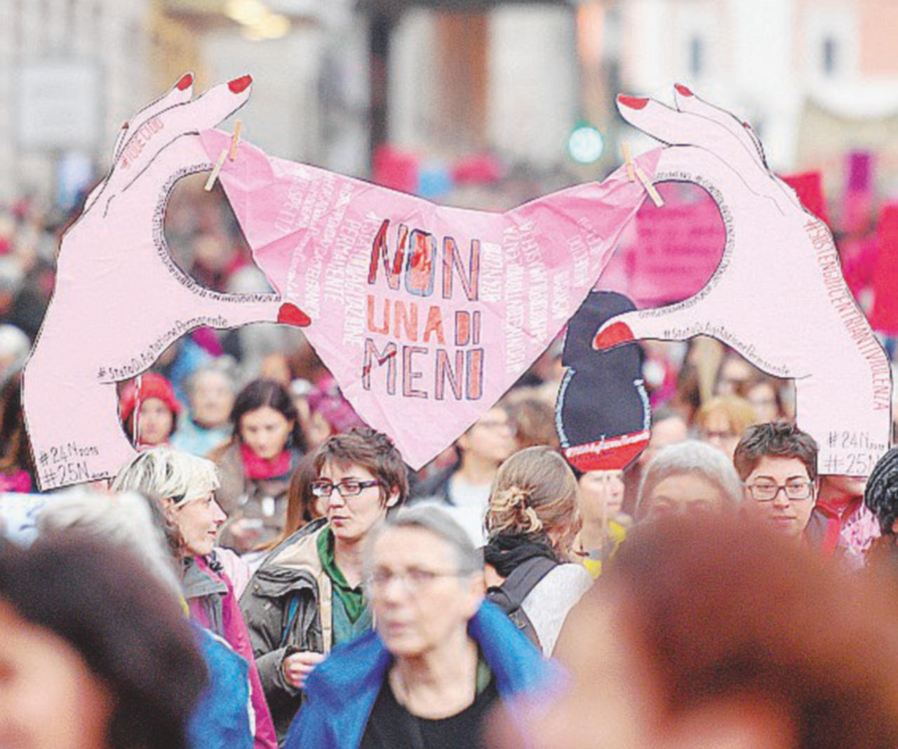 Copertina di “Non chiamatelo amore”: in Italia ogni 72 ore una donna viene uccisa