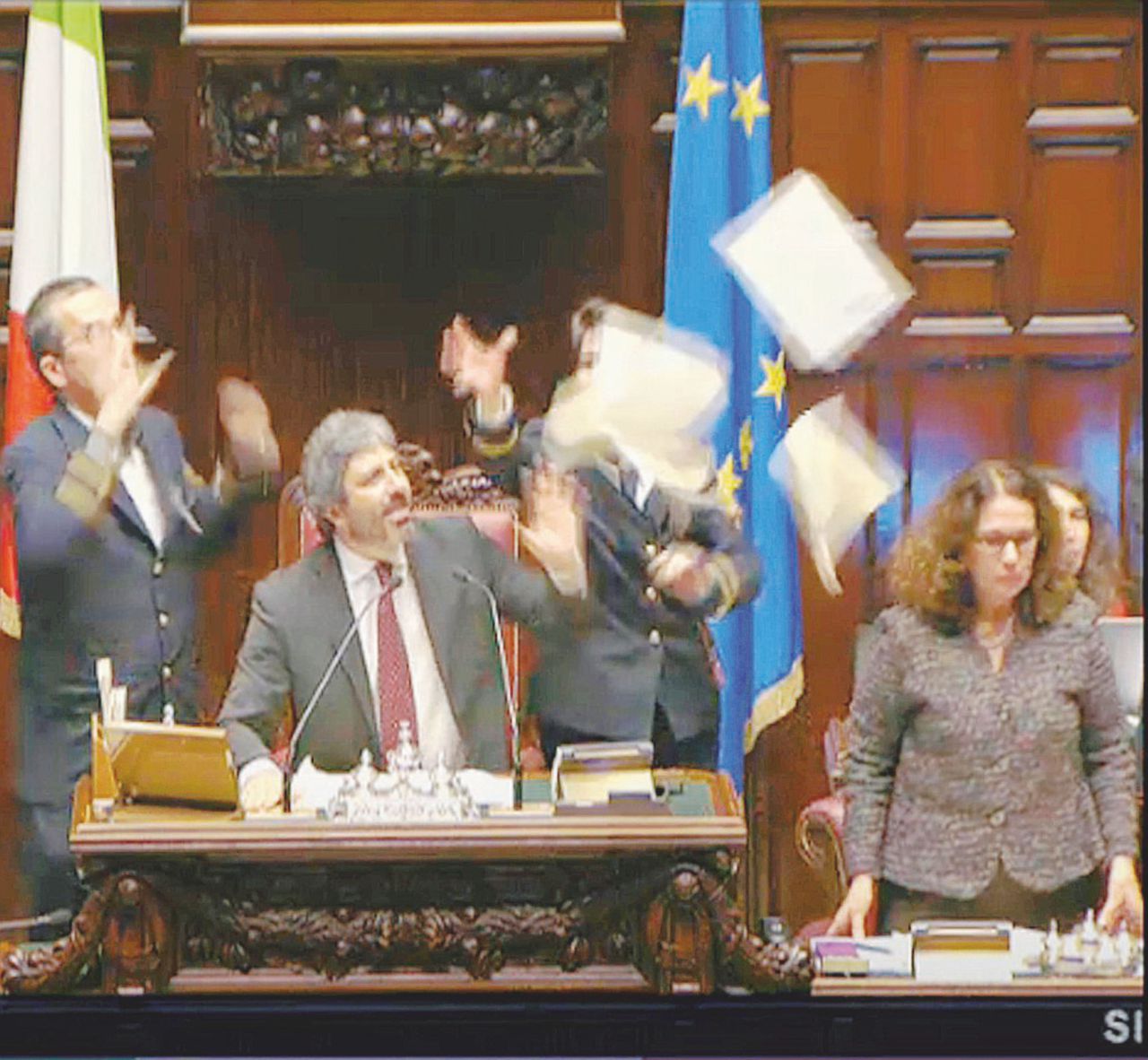 Copertina di Botte, urla e “arrivederci”. La Camera litiga. Poi ferie