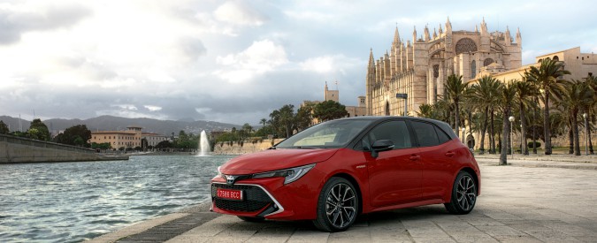 Copertina di Toyota Corolla, la prova de Il Fatto.it – La sfida ibrida globale alla Golf – FOTO