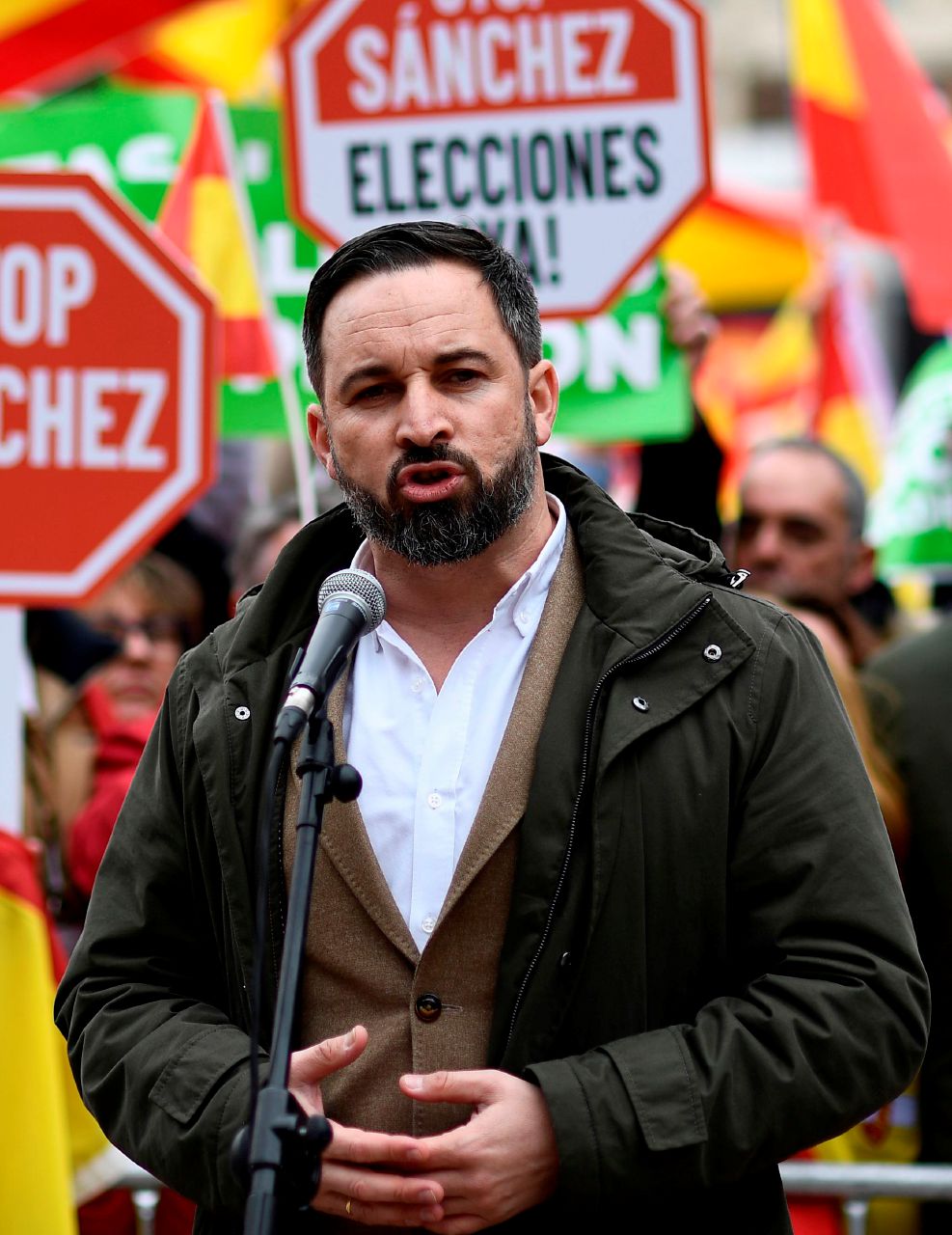 Copertina di Sánchez costretto al voto. Vox si prepara a governare
