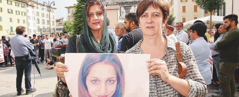 In piazza - Pachistani a Brescia manifestano contro l'omicidio di Sana Cheema - Ansa Strangolarono Sana, confessarono il delitto Ma per il Pakistan “mancano prove certe”