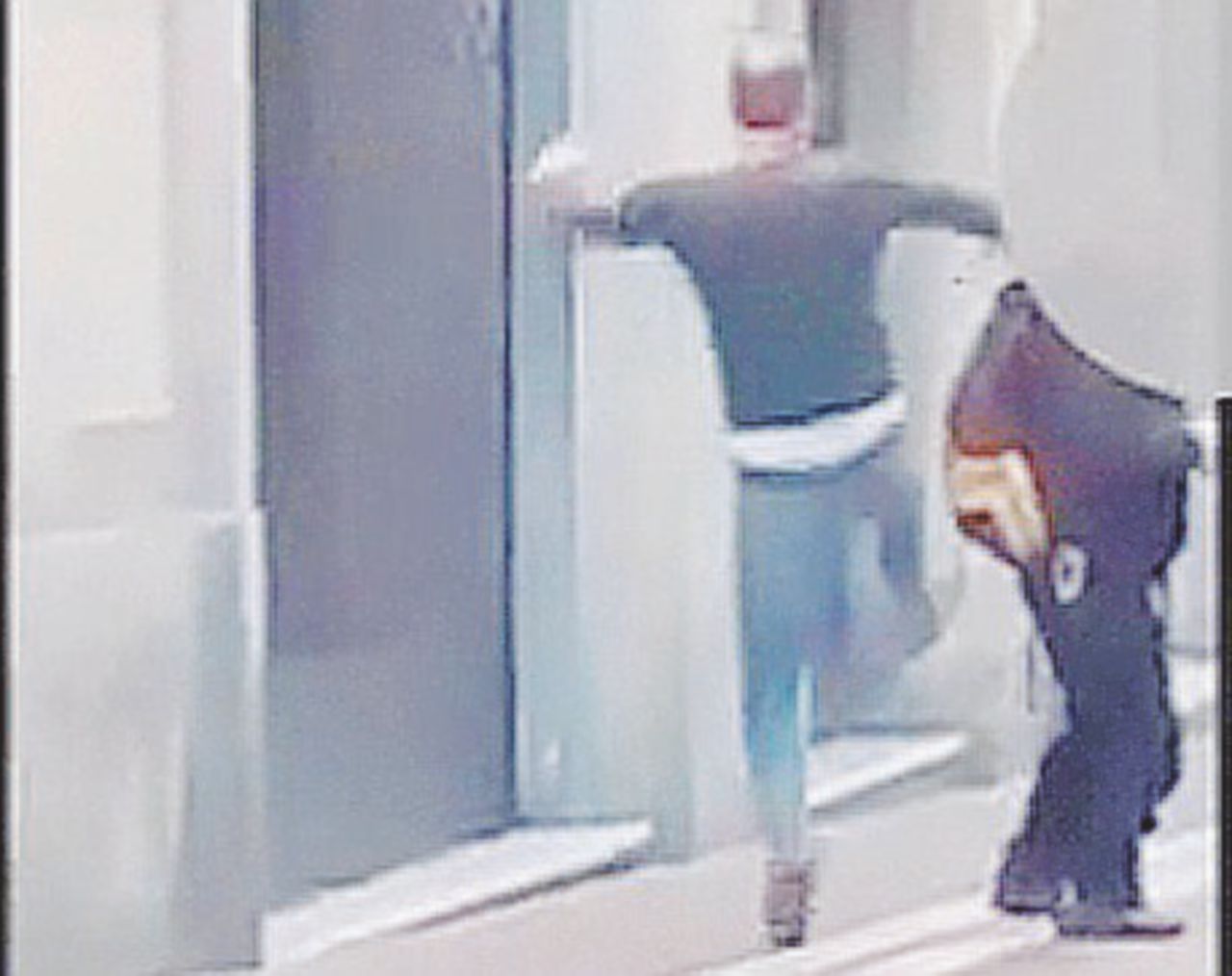 La registrazione - L’aggressione - Ansa Arancia Meccanica in centro Calci a un clochard: nessuno si ferma, però si fanno i video