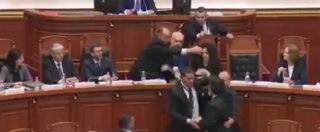 Albania, bagarre in parlamento. Un membro dell’opposizione lancia inchiostro sul volto del primo ministro Edi Rama