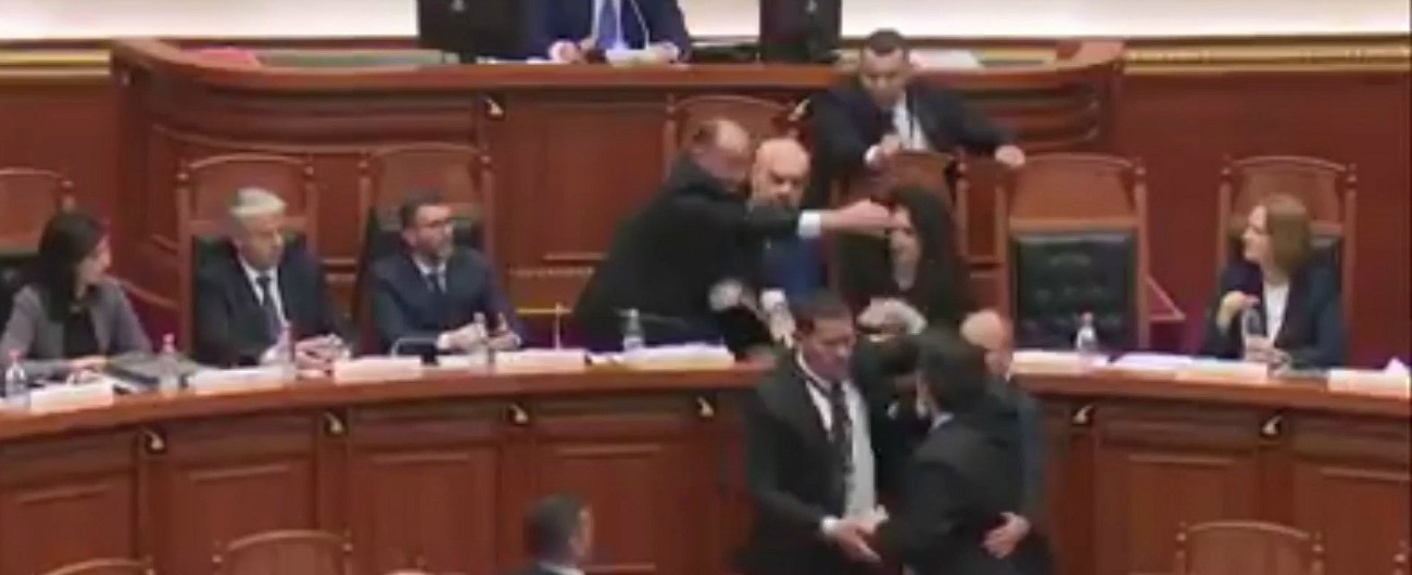 Copertina di Albania, bagarre in parlamento. Un membro dell’opposizione lancia inchiostro sul volto del primo ministro Edi Rama