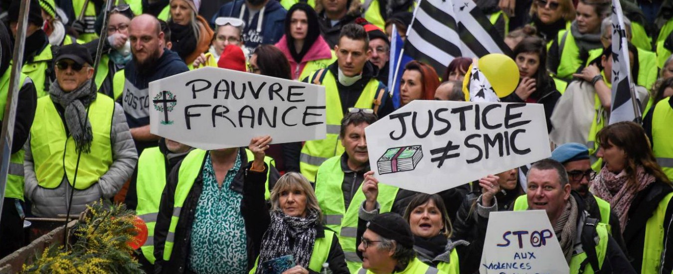 Gilet gialli, dopo le violenze il premier Philippe rimuove prefetto di Parigi: “Stop manifestazioni sugli Champs-Elysées”