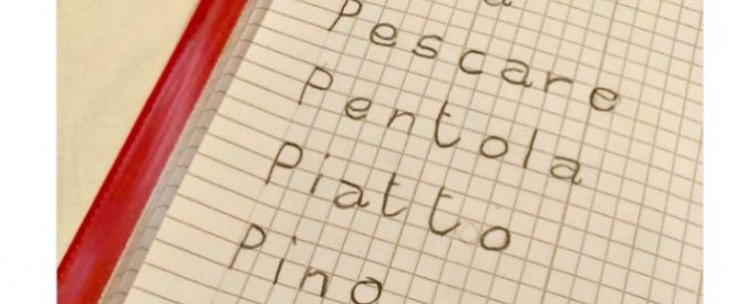 Salvini: “Compiti coi bimbi, ripasso di corsivo”. Ma è stampatello. I commenti: “Bello sapere che i tuoi figli ti aiutino a studiare”