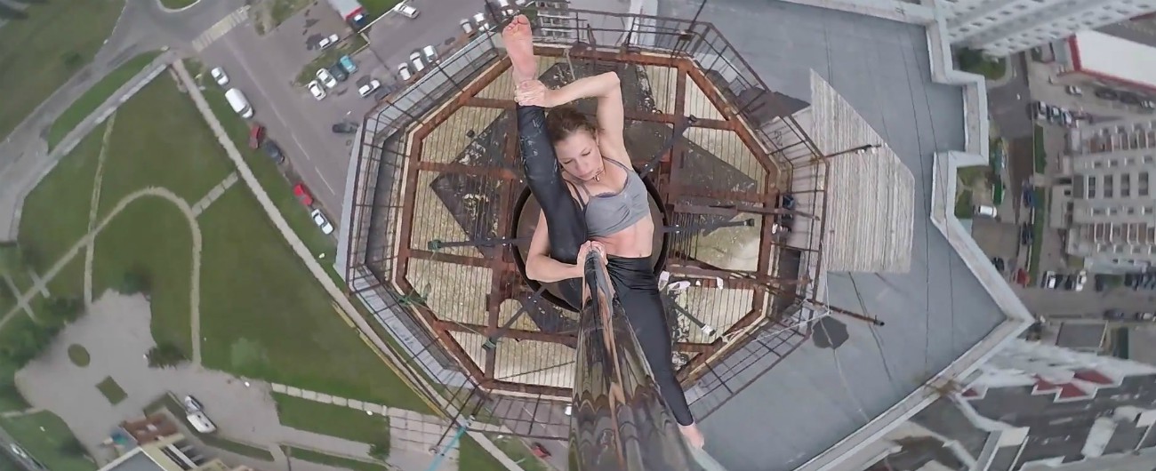 Copertina di Pole dance estrema, l’esibizione di questa ballerina è da brividi: si avvita sul palo a 16 piani di altezza