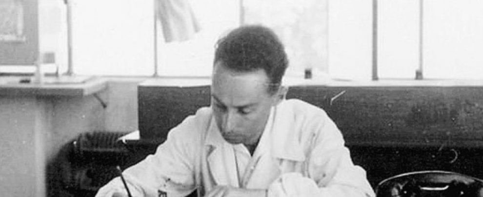 In camice - Levi alla Siva - Proprietà della famiglia Levi/Centro di studi Primo Levi Levi ritratto da Roth: “È uno scoiattolo”