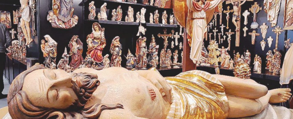 Gli stand - È un tripudio di crocifissi e madonne, Gesù sanguinanti, santi e abiti talari. Immancabili i selfie - Pietrobelli La spiritualità si fa mercato. Così sopravvive la Chiesa