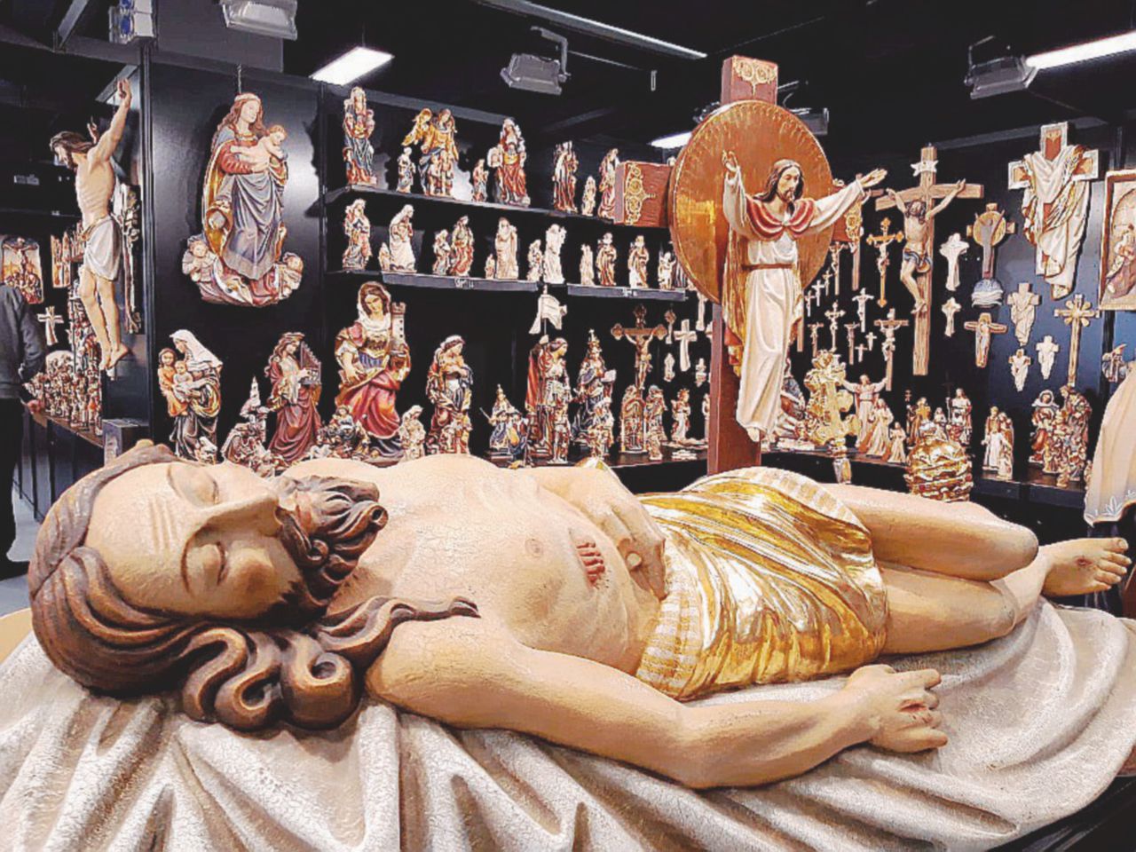 Gli stand - È un tripudio di crocifissi e madonne, Gesù sanguinanti, santi e abiti talari. Immancabili i selfie - Pietrobelli La spiritualità si fa mercato. Così sopravvive la Chiesa